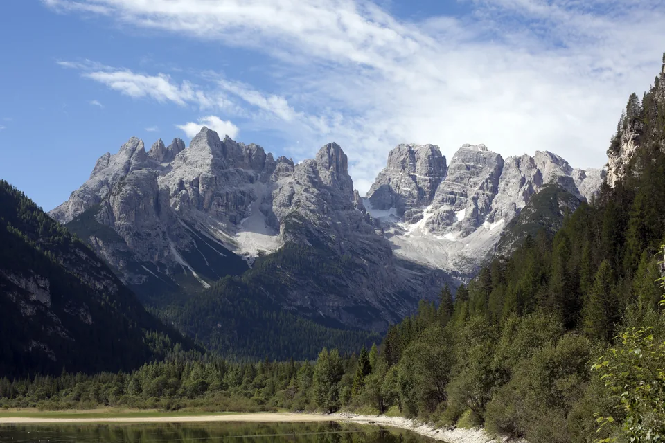 Monte-Cristallo-Massiv mit Felsgipfeln und Wald, vom Dürrensee aus gesehen